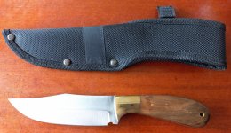 Jachtmes met handvat van perenhout en messing en nylon schede