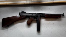Thompson M1A1. Deco wel grendelend