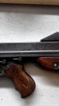 Thompson M1A1. Deco wel grendelend
