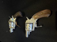 Twee antieke revolvers voor 1870 dus vrijgesteld