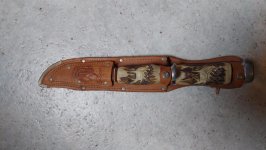 Twee messen in lederen houder