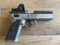 Phoenix Redback 9mm incl Trijicon SRO topwapen in nieuwstaat.