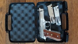 Een complete schietuitrusting met een pistool 9 mm en revolver 38SP