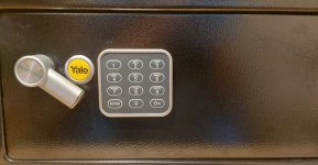 Een complete schietuitrusting met een pistool 9 mm en revolver 38SP