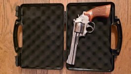 Een complete schietuitrusting met een pistool 9 mm en revolver 38SP