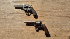 2 oude revolvers: 1 x lefaucheux & 1 x British Bull Dog revolver