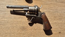 2 oude revolvers: 1 x lefaucheux & 1 x British Bull Dog revolver