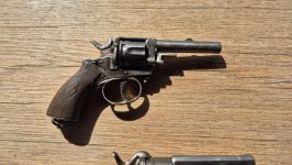 2 oude revolvers: 1 x lefaucheux & 1 x British Bull Dog revolver