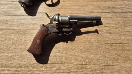 2 oude revolvers: 1 x lefaucheux & 1 x British Bull Dog revolver