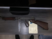 M1A1 Thompson .45 WW2 met originele field made Barrelband EU/UK Deco voor Brexit