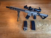 ADC AR-15 – Desert Tan – inclusief richtkijker en accessoires